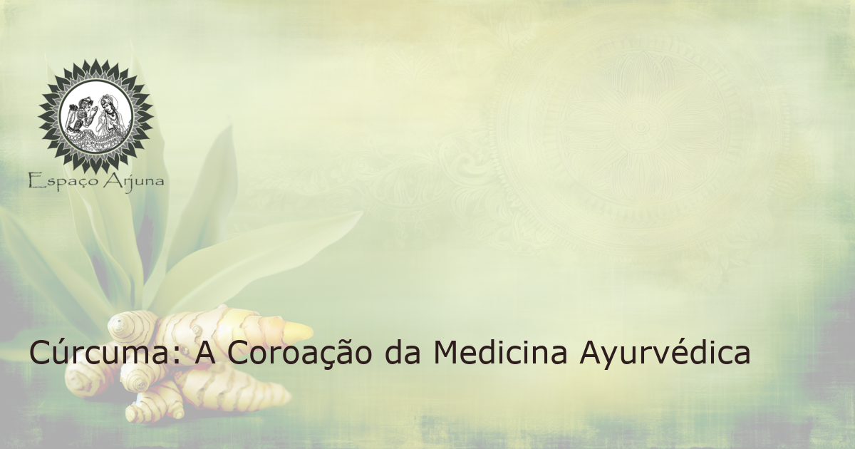 Imagem da planta Curcuma longa (cúrcuma), com raiz de cor amarelo-dourada, em um ambiente indiano tradicional