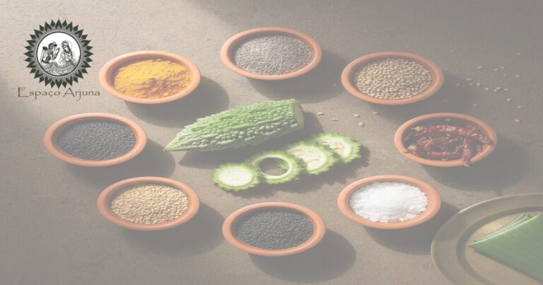 Fruto da karela (Momordica charantia), verde e rugoso, em contexto culinário.