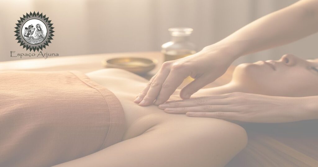 Toque suave em ponto marma durante sessão de marma cikitsā