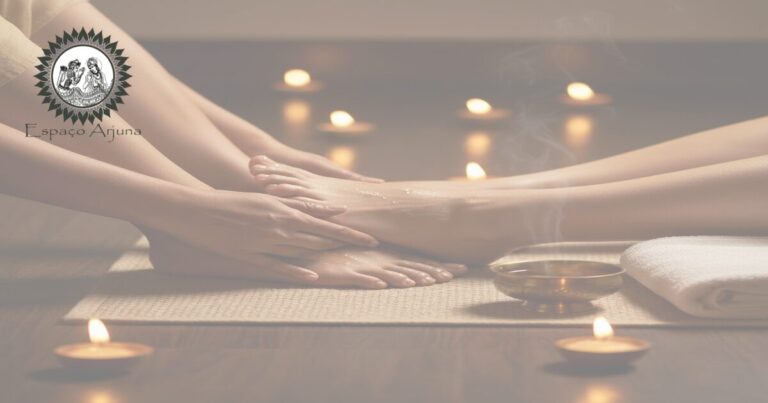 Mãos aplicando óleo morno em padabhyanga, massagem nos pés