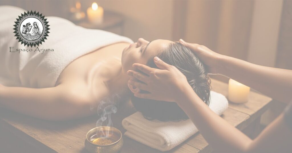 Aplicação de óleo morno no couro cabeludo em shiroabhyanga