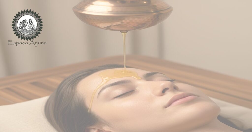 Pessoa recebendo shirodhara: fluxo contínuo de óleo sobre a testa em ambiente tranquilo