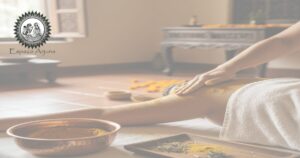 Aplicação de udvartana: massagem com pós medicinais para estimular a pele