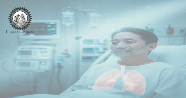 Profissional avaliando radiografia torácica para diagnóstico de pneumonia comunitária grave.